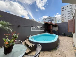 Foto de uma piscina externa e área de lazer em um imóvel no Brasil.