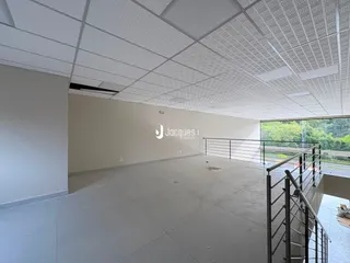 Foto de um espaço interno amplo e vazio de uma propriedade em Lajeado.