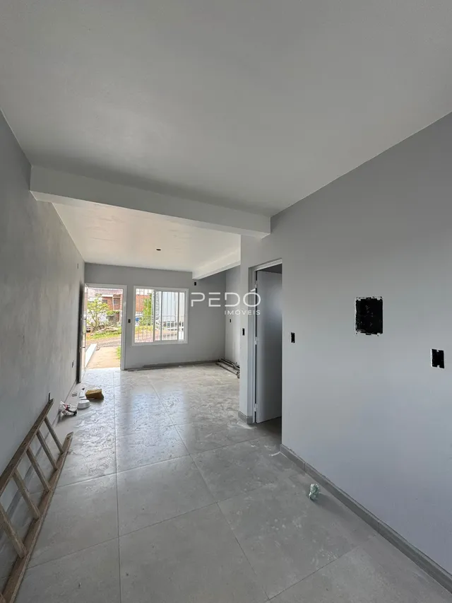 Hall de entrada com piso de cerâmica claro e paredes brancas.