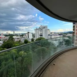 Vista da cidade de Lajeado vista de um terraço com grade de vidro.