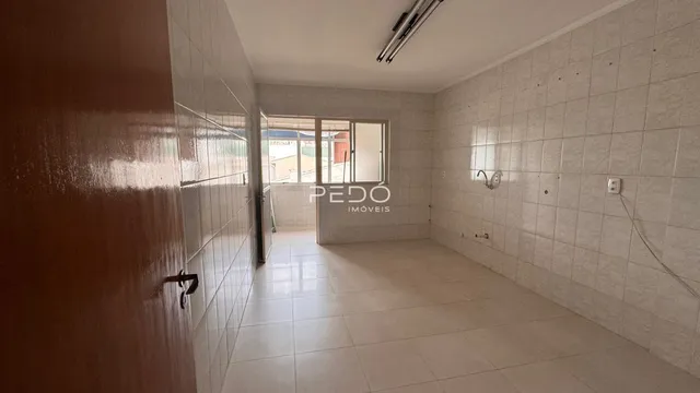 Corredor com paredes e piso de cerâmica em uma propriedade.