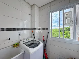 Foto de um ambiente interno com banheira e máquina de lavar roupa em Lajeado.