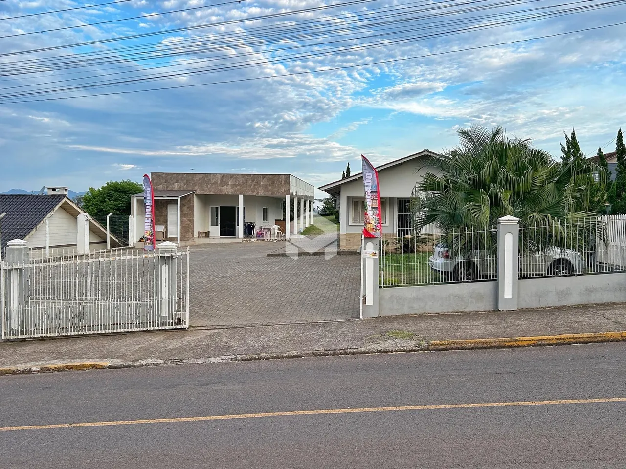 Fachada de uma propriedade residencial em Lajeado, Brasil, com cerca e portão.