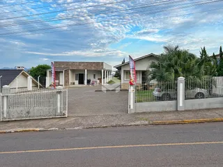 Fachada de uma propriedade residencial em Lajeado, Brasil, com cerca e portão.