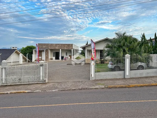 Fachada de uma propriedade residencial em Lajeado, Brasil, com cerca e portão.
