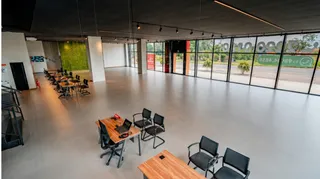Vista ampla de um espaço interno moderno com grandes janelas.