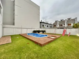 Vista externa de uma residência com piscina e deck em Lajeado.