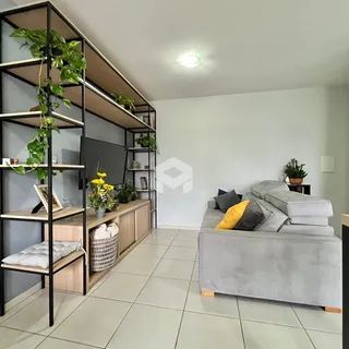 Sala de estar com sofá e estantes em um apartamento.