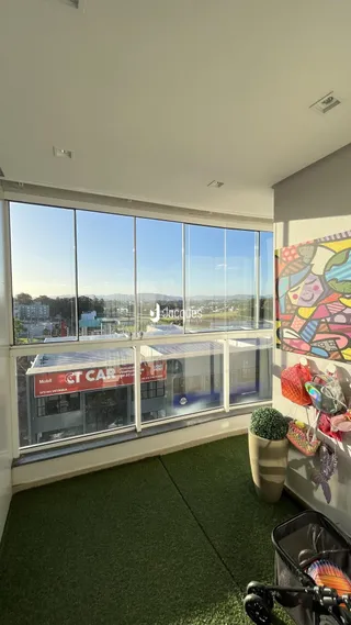Vista da janela de uma sala com piso verde artificial em Lajeado, Brasil.