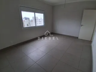 Ambiente interno de uma sala com piso de cerâmica e janela.