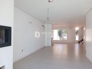 Interior de um espaço amplo com paredes brancas e piso claro.
