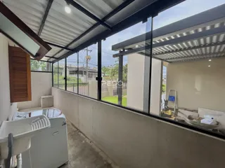 Vista externa através de grandes janelas de uma área comum.