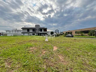 Fachada de uma residência em Lajeado, Brasil, com área gramada em primeiro plano.
