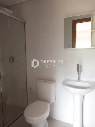 Foto de um banheiro interno com vaso sanitário e pia.