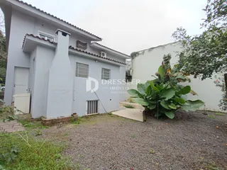 Fachada de uma casa em Lajeado, Brasil, com jardim na frente.