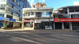 Fachada de um prédio comercial em Lajeado, Brasil.