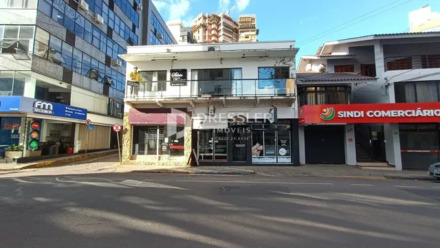 Fachada de um prédio comercial em Lajeado, Brasil.