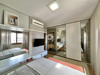 Quarto com cama e janela em um imóvel no Brasil.