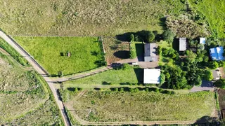 Vista aérea da propriedade mostrando campos e estruturas rurais.