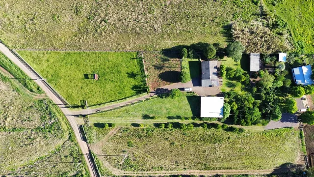 Vista aérea da propriedade mostrando campos e estruturas rurais.