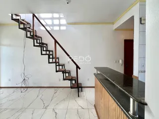 Hall com escadaria e piso de mármore na residência.