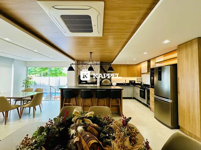 Ambiente aberto com cozinha e sala de jantar em um imóvel em Lajeado, Brasil.