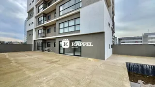 Fachada de um edifício residencial em Lajeado, Brasil, com área externa pavimentada.