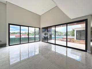 Sala de estar com grandes portas de vidro que dão para o exterior.