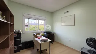 Quarto com janela e armário de madeira na sala.