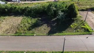 Vista aérea de um terreno com vegetação e estrada no Brasil.