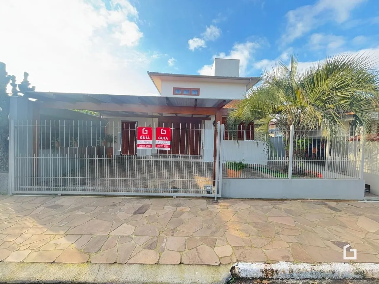 Fachada de uma residência em Lajeado, Brasil, com portão de ferro.