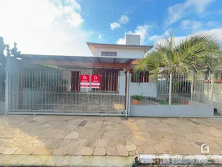 Fachada de uma residência em Lajeado, Brasil, com portão de ferro.