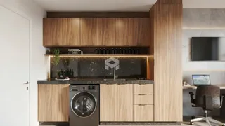 Cozinha moderna com armários de madeira e bancada escura.