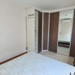 Foto de uma parede branca em um interior de imóvel em Lajeado.
