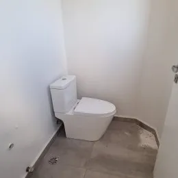 Foto de um banheiro com vaso sanitário branco e piso de cerâmica.