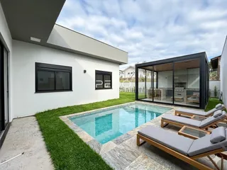 Fachada de casa com piscina e jardim em Lajeado.