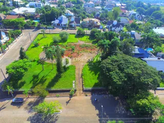 Vista aérea de um terreno com gramado e árvores em Lajeado, Brasil.