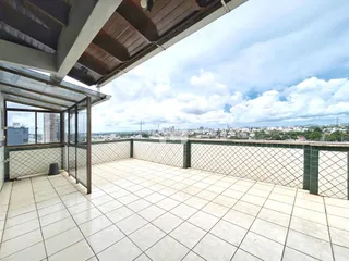 Varanda com vista panorâmica da paisagem urbana de Lajeado.