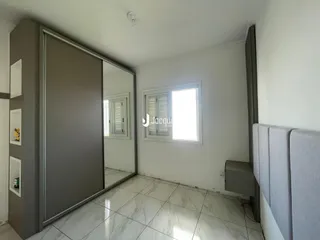 Vista interna de um ambiente com piso de mármore claro.