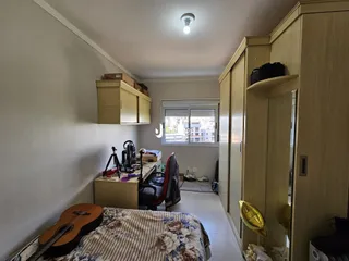 Quarto com armários e decoração de madeira em Lajeado.