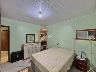 Quarto com cama e armário em um imóvel no Brasil.