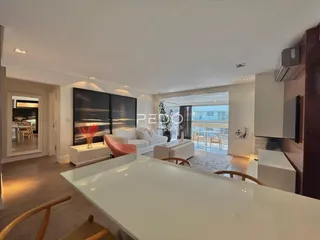 Sala de estar moderna com lareira e grande janela.