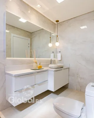 Foto de um banheiro moderno com revestimento de mármore claro.