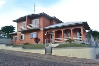 Fachada de casa de tijolos vermelhos em Lajeado, Brasil.