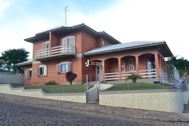Fachada de casa de tijolos vermelhos em Lajeado, Brasil.