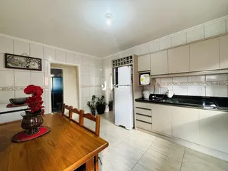 Foto de uma cozinha e sala de jantar em uma propriedade.