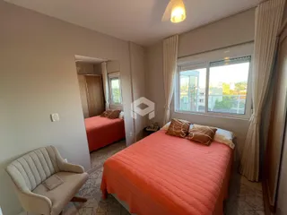 Quarto com cama de casal e janela em um imóvel no Brasil.