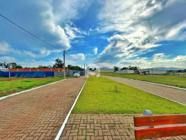 Vista externa de uma propriedade com gramado e calçada no Brasil.