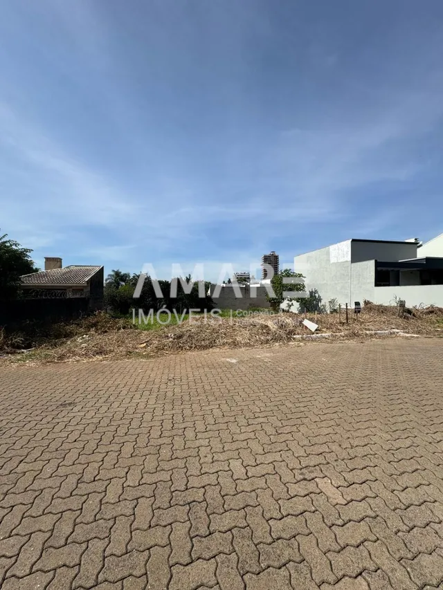 Vista externa de uma propriedade em Lajeado, Brasil, mostrando uma área pavimentada e vegetação.