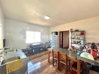 Foto de uma cozinha e sala de jantar em um imóvel no Brasil.